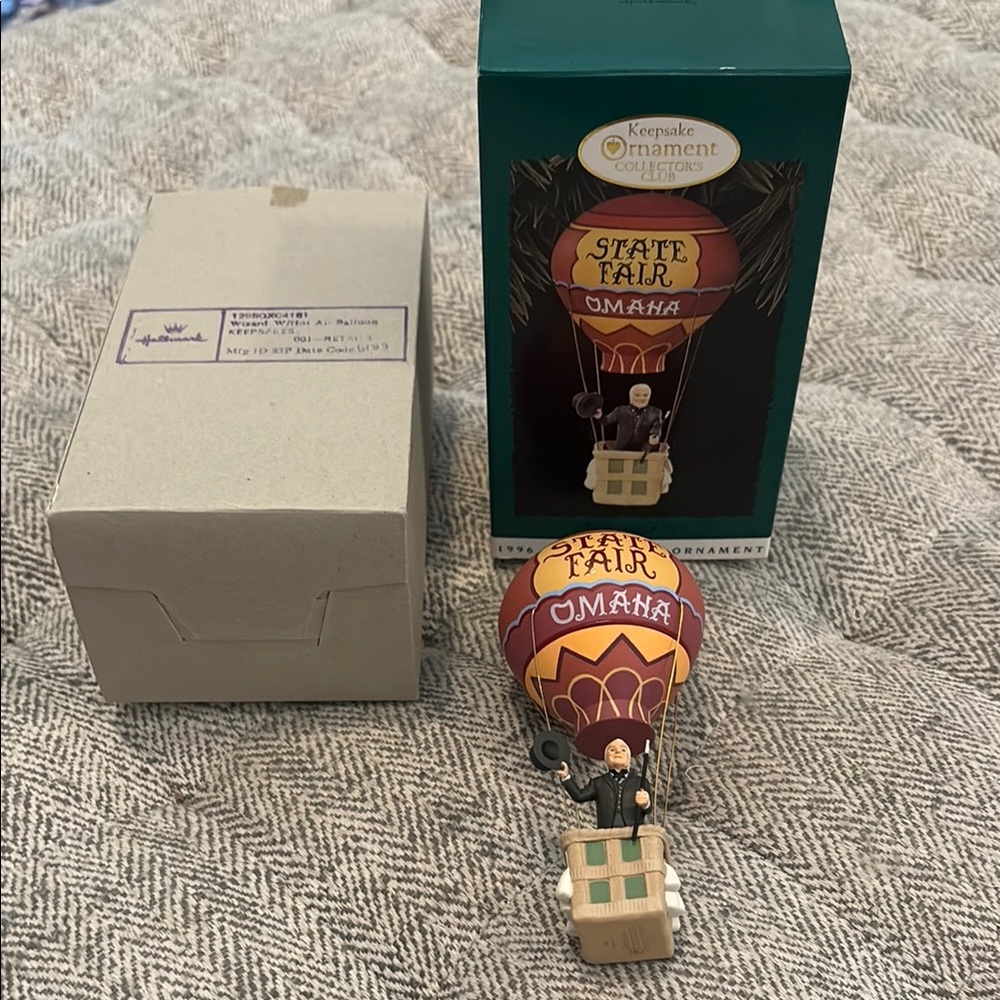 1996 Club Edition Hallmark Christmas ornament Wizard w/hot air balloon